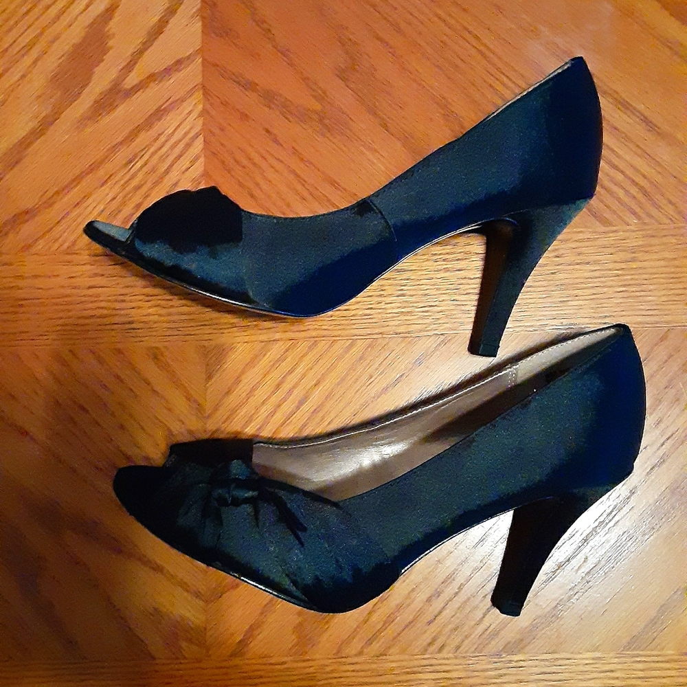 Mootsies Tootsies black satin pumps